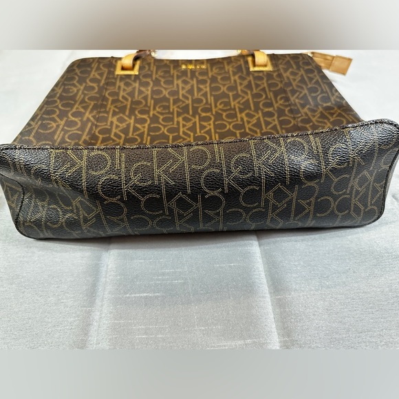 Calvin Klein Tote Handbag RN 54163 MANUFACTURER'S SUGGESTED RETAIL PRICE $396 - Picture 5 of 16
